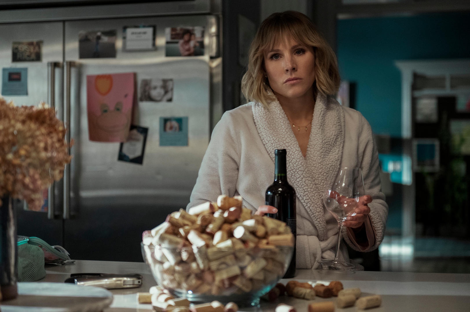 La mujer de la casa de enfrente de la chica en la ventana
