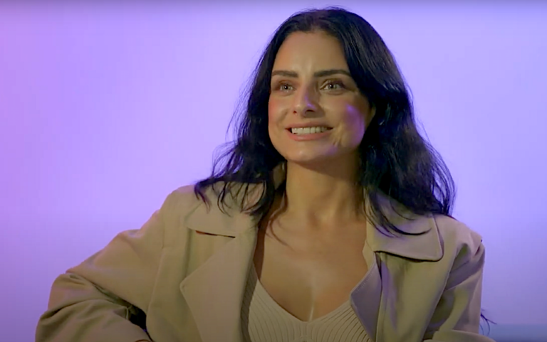 Aislinn Derbez Entre paredes Disney