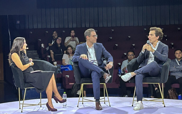 Juan Pablo Dubini, CMO de BIC para México & Ecuador y Ronan Massez, Top Marketing Voice LinkedIn y LatAm Regional MKT de Mars Petcare, en un panel moderado por Paula Cutuli de Souldnet y Social Media Week.