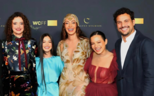 Elenco de Alix durante el estreno en Los Ángeles