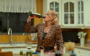 Bienvenidos a la familia es la apuesta de comedia negra de Máquina Vega para Netflix que estrena este 12 de marzo.