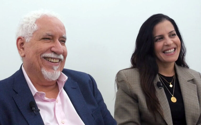 Ríchard Izarra entrevistó en #PRODUPrimetime a la actriz y cantante Mariaca Semprún y al escritor Leonardo Padrón, quienes además de figuras del mundo del entretenimiento, son pareja con 15 años de vida en conjunto. Desde Miami, donde ya cumplen ocho años desde su exilio, manejan su empresa Our plays. Mariaca, con 25 años de oficio, tiene una exitosa trayectoria con sus shows unipersonales, al tiempo que Leonardo Padrón, con 40 años de experiencia en la televisión, escribe un éxito tras otro en Netflix. Estos temas, junto a cómo sienten y viven el exilio, fue la conversación en este programa.