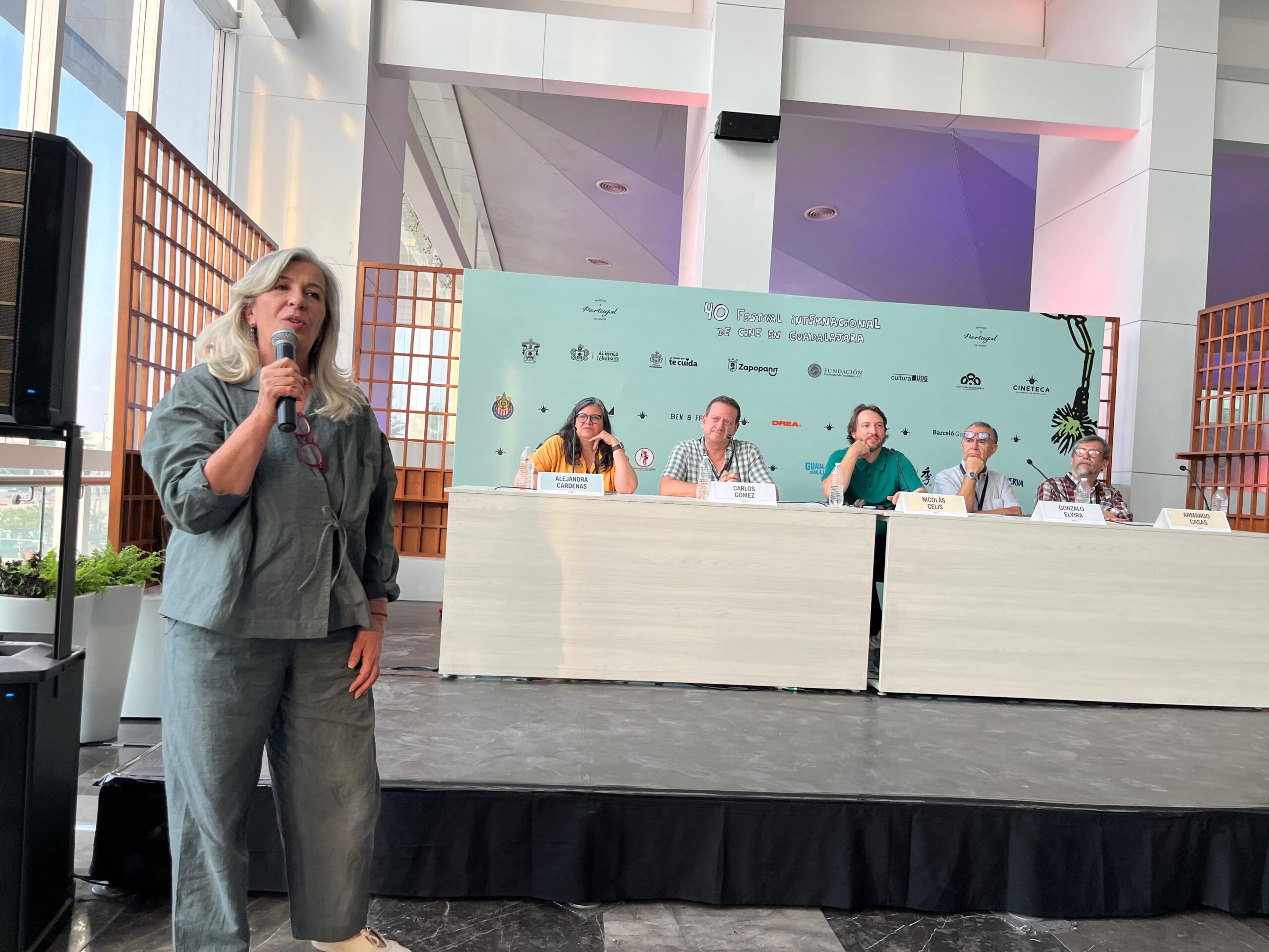 La Federación Mexicana de Productores de Cine (FMPC) fue presentada en el Festival Internacional de Cine de Guadalajara con el fin de respaldar y dar voz al sector, fomentar la producción y circulación del cine mexicano y hacer más sostenible a la industria en México. Mónica Lozano, quien ha impulsado esta idea desde hace años, participó en el evento