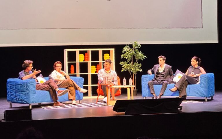 El codirector de la serie Chespirito: sin querer queriendo, Rodrigo Santos; Paulina Gómez Fernández, productora ejecutiva y guionista, además de hija de Chespirito; el moderador del evento, Arturo Magaña; el actor Pablo Cruz (quien interpreta a Roberto Gómez Bolaños como Chespirito) y Paulina Dávila (que interpreta a Graciela Fernández) durante la proyección del primer capítulo de la serie durante el Festival Internacional de Cine de Guadalajara