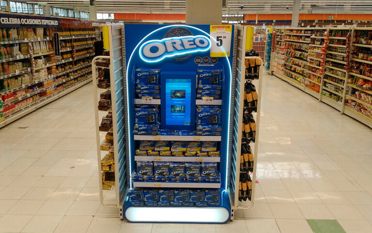 Las pantallas permiten a los compradores interactuar con contenidos relacionados con la historia de Oreo