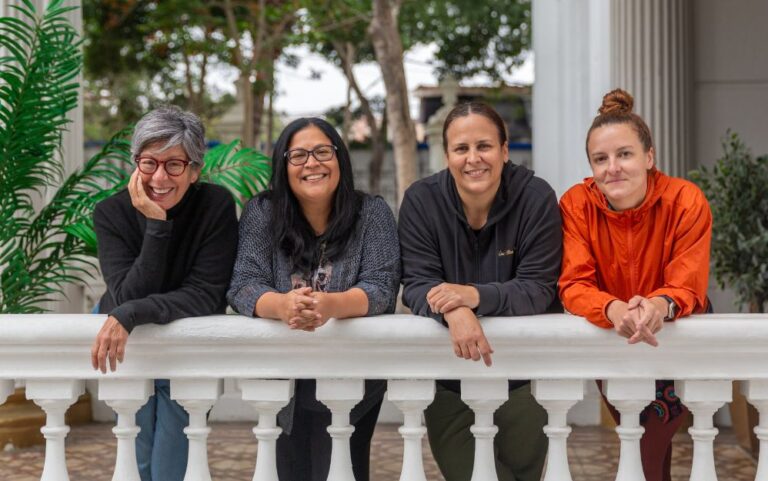 Equipo Sobre el acantilado