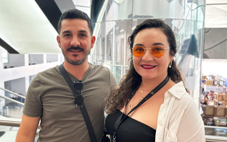 Ana Medellín, jefa de promoción y logística e Israel Leal, coordinador de filmaciones, ambos de la Comisión de Filmaciones de Nuevo León