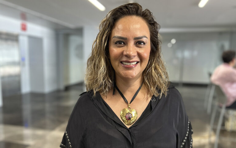 Con una muy buena acogida del público estrenó en México y Latinoamérica, por Universal+, estrenó hace una semana la serie de 10 capítulo 90 minutos, producida por Traziende, junto a Telemundo y Propagate. La misma estrenó en EEUU, a través de Peacock, hace dos meses. Mónica Vargas socia fundadora y directora de Producción de Traziende comentó con PRODU los retos de producir esta serie en Ecatepec, por la distancia y la peligrosidad, pero al mismo tiempo, fue un lugar que aportó colorido, autenticidad y reflejó el folclor de México.