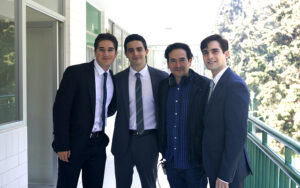 Andrade y el cuadro de actores protagonistas de Hombres íntegros