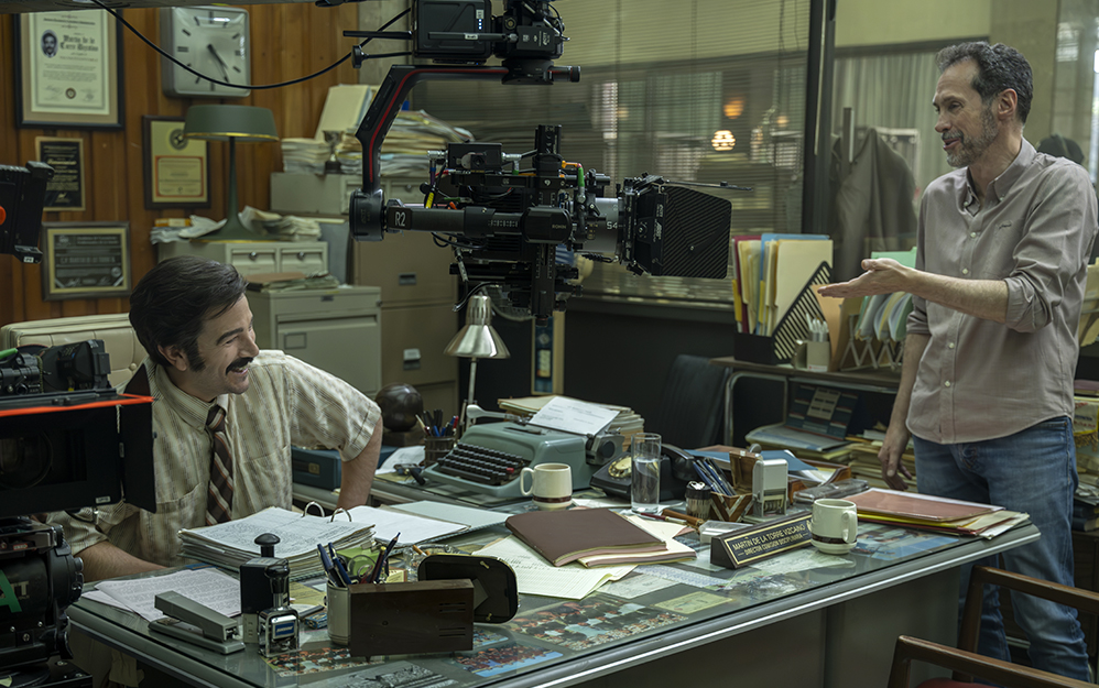 Diego Luna y el director Gabriel Ripstein en el detrás de cámaras de México 86, para Netflix
