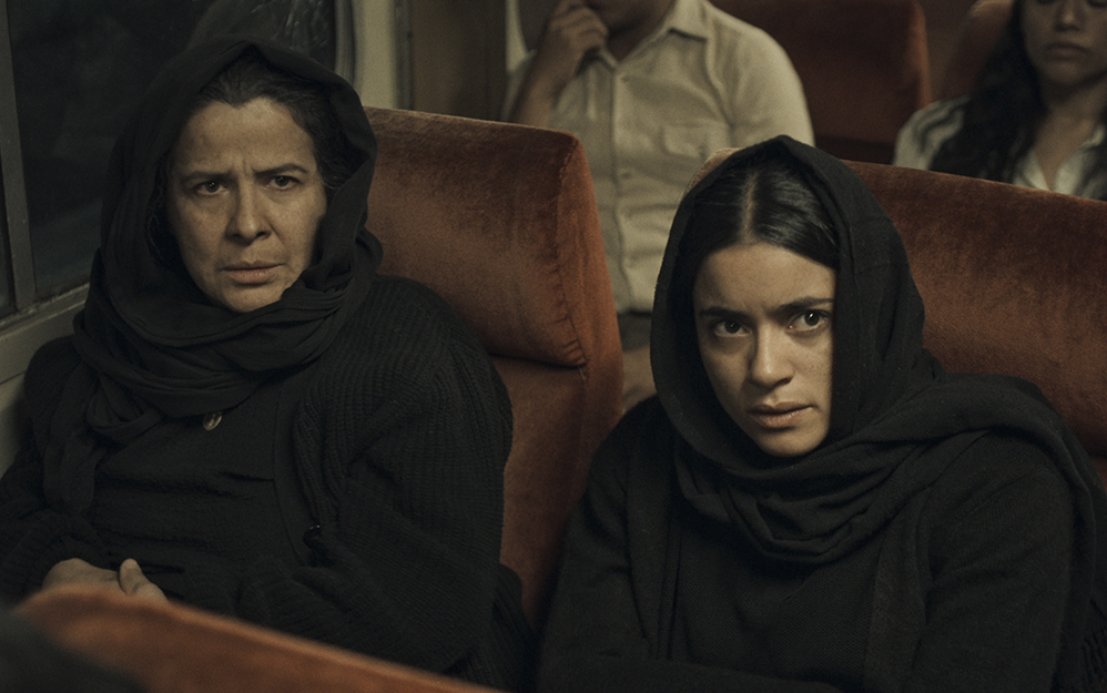 En seis capítulos, dirigidos por Luis Estrada, Las muertas cuenta la historia de dos hermanas ambiciosas que convirtieron una red de burdeles en un imperio. Lo que siguió fue una historia tan grotesca que solo podía ser contada como una sátira mexicana. 