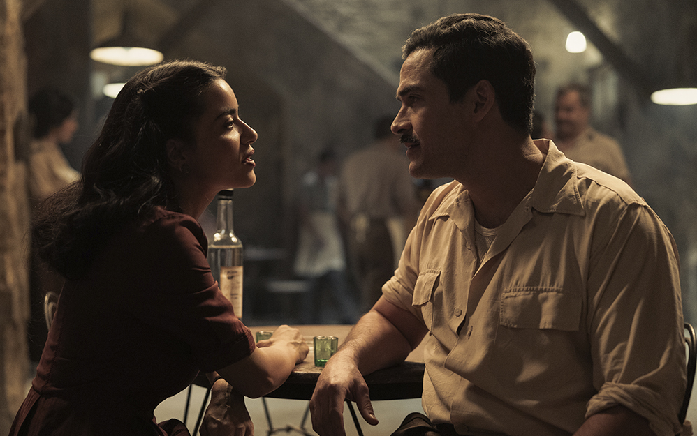 En seis capítulos, dirigidos por Luis Estrada, Las muertas cuenta la historia de dos hermanas ambiciosas que convirtieron una red de burdeles en un imperio. Lo que siguió fue una historia tan grotesca que solo podía ser contada como una sátira mexicana.