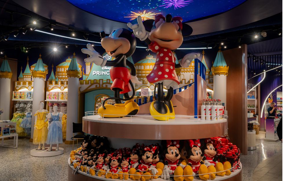 Traer la magia de Disney a una experiencia en tienda, y además, que llegue al consumidor mexicano con la especifidad que requiere, es uno de los objetivos en la campaña de comunicación que acompañó a la apertura de la primera Disney Store en México, única en América Latina. El evento tuvo lugar este viernes 22. La tienda está ubicada en el Centro Comercial Perisur, al sur de la Ciudad de México, y es resultado de la colaboración entre Disney y Liverpool.