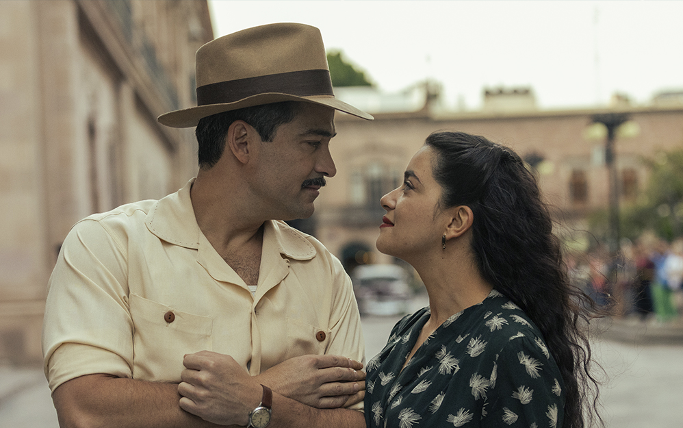 El director Luis Estrada buscó mantenerse fiel a la esencia del libro de Jorge Ibargüengoitia en la serie Las muertas que estrena este 10 de septiembre en Netflix. Tanto en la profundidad y en la dimensión ética al abordar el caso (conocido en México como Las Poquianchis), como en el tono de la sátira y de la comedia de la historia original.