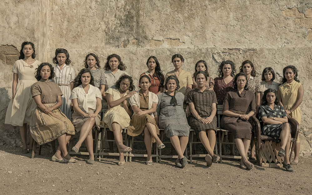 El director Luis Estrada buscó mantenerse fiel a la esencia del libro de Jorge Ibargüengoitia en la serie Las muertas que estrena este 10 de septiembre en Netflix. Tanto en la profundidad y en la dimensión ética al abordar el caso (conocido en México como Las Poquianchis), como en el tono de la sátira y de la comedia de la historia original.