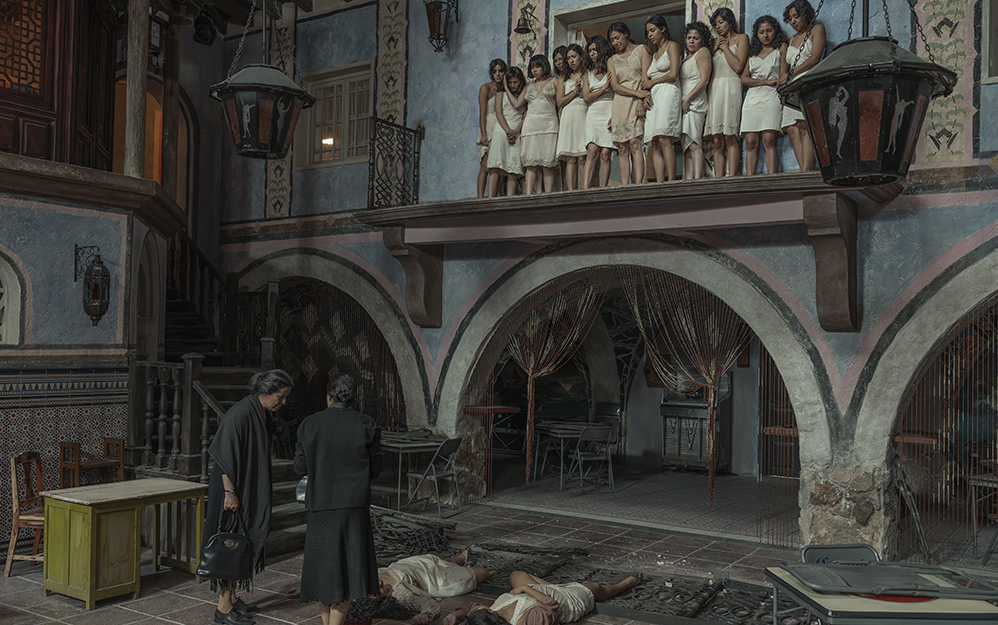 El director Luis Estrada buscó mantenerse fiel a la esencia del libro de Jorge Ibargüengoitia en la serie Las muertas que estrena este 10 de septiembre en Netflix. Tanto en la profundidad y en la dimensión ética al abordar el caso (conocido en México como Las Poquianchis), como en el tono de la sátira y de la comedia de la historia original.