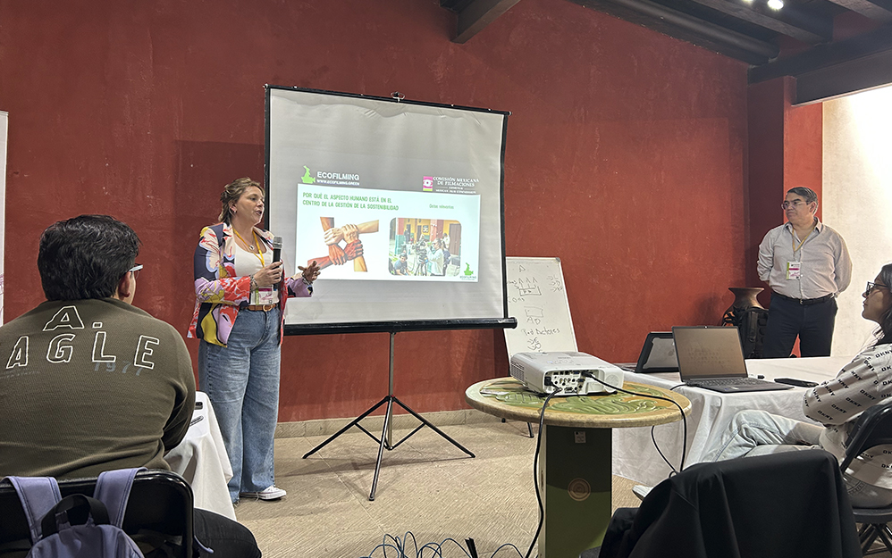 Luis Arevalo y Laura Visca, ambos socios y fundadores de Ecofilming, explicaron en el encuentro la importancia de la sostenibilidad tratan de cuantificar lo que se ahorra al implementar la sostenibilidad en un set. La intencio es que los comisionados puedan lograr avanzar a acuerdos de construir guias de sostenibilidad que puedan estandarizarse y cobijar a todo el país, o una norma para implementar la sostenibilidad.