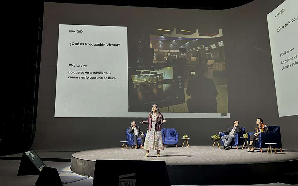 En el panel Innovación en infraestructuras físicas y virtuales, moderado por Ramiro Ruiz, de Filmadora, con Mónica Reina, cinefotógrafa y especialista en Virtual Production, Bernardo Jasso, asistente de dirección, y presidente de ADMX Y Cynthia Navarro, productora de efectos visuales y supervisora de postproducción, se destacó que la producción virtual representa una evolución natural de los efectos visuales, pero exige una planeación exhaustiva desde la preproducción.