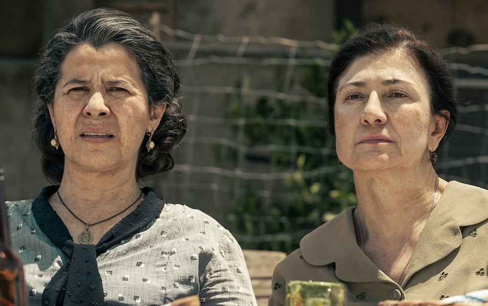 La actriz Leticia Huijara da vida a Eulalia Baladro, una de las tres hermanas, en Las muertas. Para construir su personaje, fue fundamental entender la época y las diferencias entre las hermanas. “Esto fue muy importante para poder interpretar a estos personajes en su justa dimensión. Son mujeres producto de una época, muy concreta de nuestro país”, dijo Huijara a PRODU.