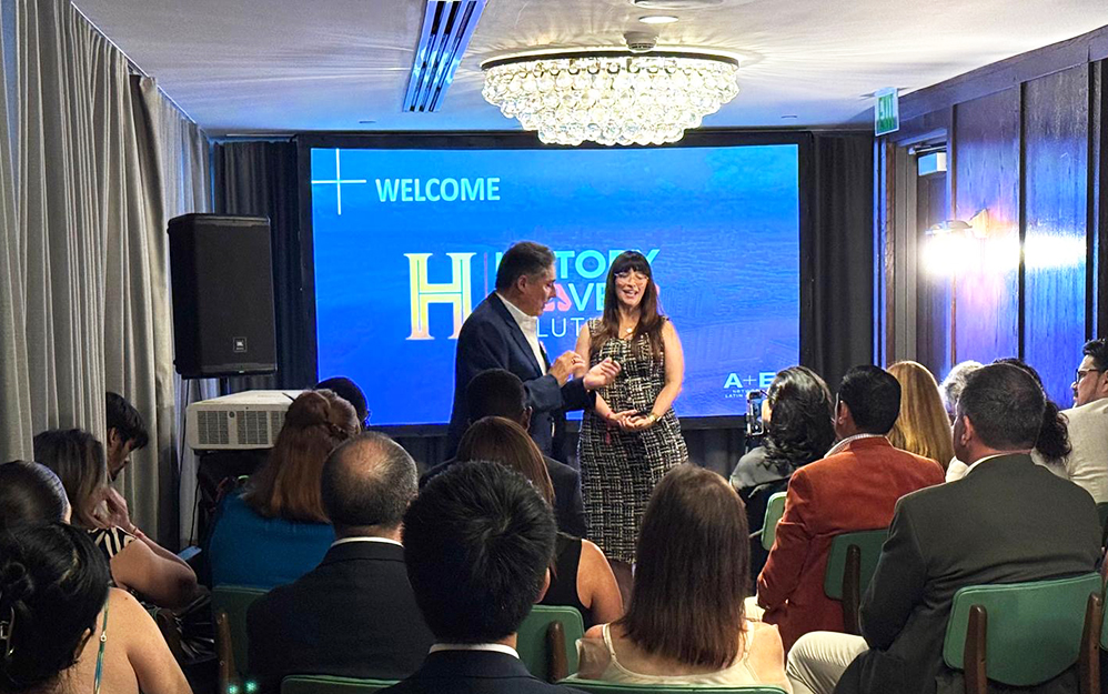 Eddy Ruiz y Daniela Martínez durante el lanzamiento de History Travel Solutions