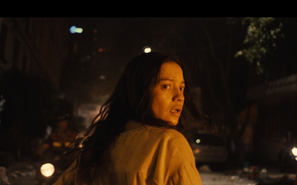 Tras su paso por prestigiosos festivales internacionales, la película Aún es de noche en Caracas de Marité Ugás y Mariana Rondón, estrena en México este 23 de septiembre. Se trata de una coproducción Venezuela–México con la participación del actor y productor Édgar Ramírez. Cuenta con el apoyo de la productora mexicana Redrum, de Stacy Perskie. El largometraje combina un poderoso trasfondo político con un thriller de supervivencia que explora temas de identidad, exilio y resistencia.