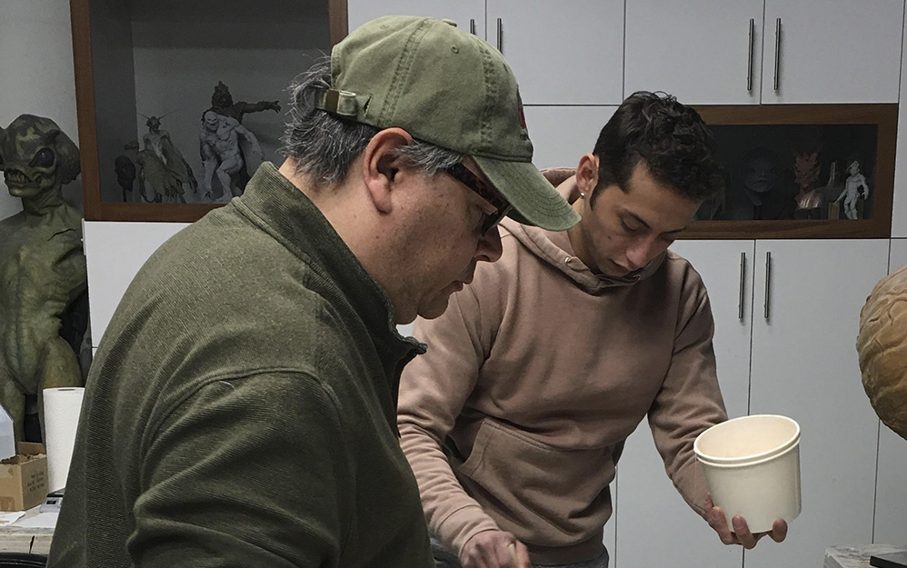 El escultor y diseñador Jordu Schell, reconocido mundialmente por su trabajo en películas como Avatar, Men in Black, Edward Scissorhands y Hellboy, visita México para compartir su experiencia con artistas y estudiantes locales. Invitado por Film Makeup Academy (FMA) y con el respaldo de Canacine, Schell impartirá un workshop intensivo en León, Guanajuato (20 al 24 de octubre) y una masterclass exclusiva en la Ciudad de México (18 de octubre).