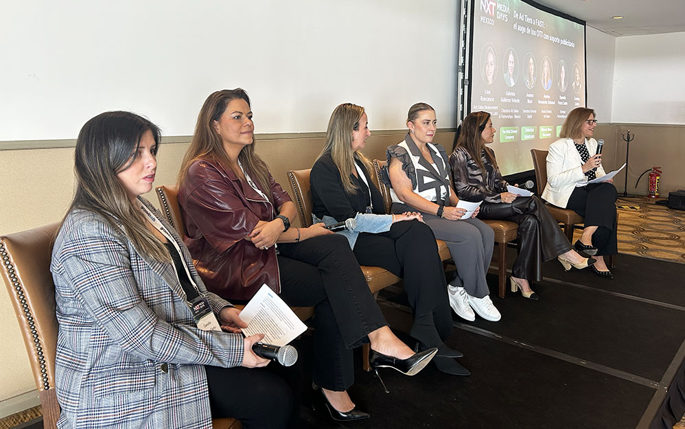 De Ad Tiers a FAST: el auge de los OTT con soporte publicitario, panel en NXT Media Days, con Daniela Pérez Cantu (Google), Lina Roncancio (Netflix), Andrea Hernandez (WBD), Gabriela Gutiérrez (Disney) y Joanna Musi (TelevisaUnivision). Carmen Larios fue la moderadora.