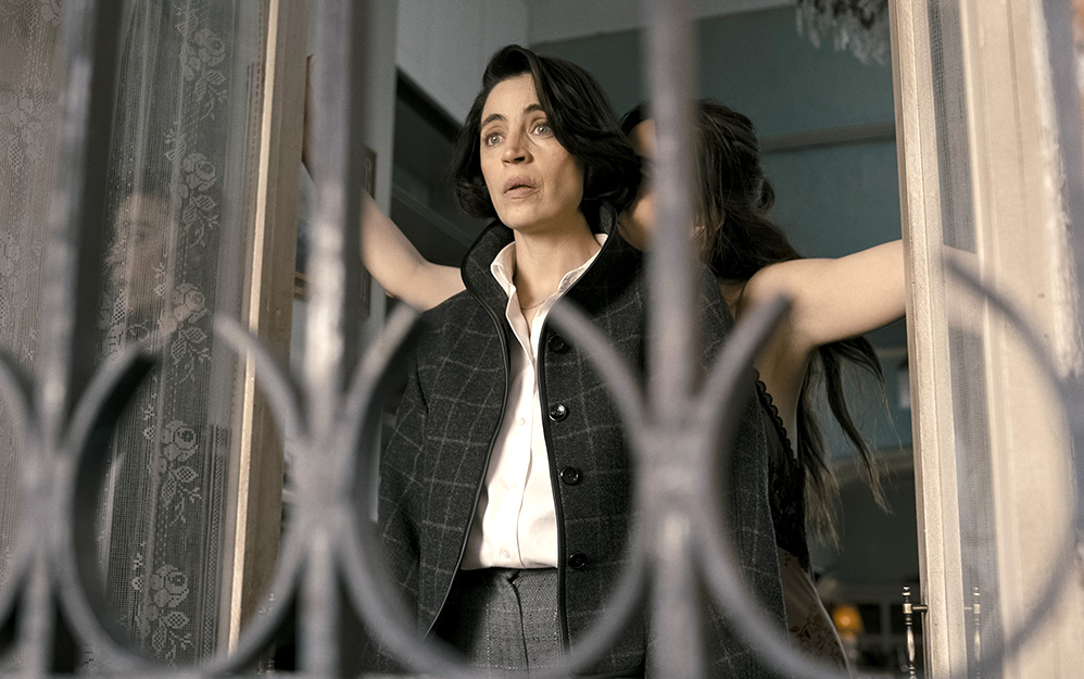 Las locuras, bajo la dirección de Rodrigo García, abraza la intensidad y la autenticidad de las emociones humanas cuando son llevadas al límite. Seis mujeres, en procesos de autodescubrimiento marcados por el encierro, la autocensura y la presión social y familiar, se cruzan inesperadamente durante un día lluvioso en la Ciudad de México.