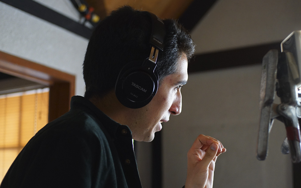 Para Pablo Camargo, estudiante de segundo año del CCC, su corto Año de casados surgió de una exploración íntima sobre el matrimonio de sus padres, donde decidió abordar el desgaste emocional y social a través del lente del horror simbólico.