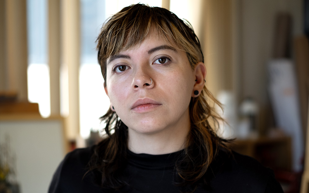 Por su parte, Lau Charles, quien se gradúa del CCC con Casa chica, construye una ficción que se mueve entre la memoria y la imaginación. Inspirada en su historia familiar, la cineasta revisita el descubrimiento de una media hermana y la manera en que cada miembro recuerda ese episodio desde lugares distintos. Era evidente cómo una misma herida familiar tenía distintas versiones. Quise explorarlo desde la mirada de los niños y las niñas”, explica Charles.