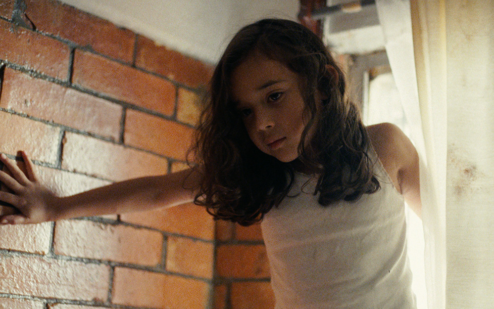 Por su parte, Lau Charles, quien se gradúa del CCC con Casa chica, construye una ficción que se mueve entre la memoria y la imaginación. Inspirada en su historia familiar, la cineasta revisita el descubrimiento de una media hermana y la manera en que cada miembro recuerda ese episodio desde lugares distintos. Era evidente cómo una misma herida familiar tenía distintas versiones. Quise explorarlo desde la mirada de los niños y las niñas”, explica Charles.