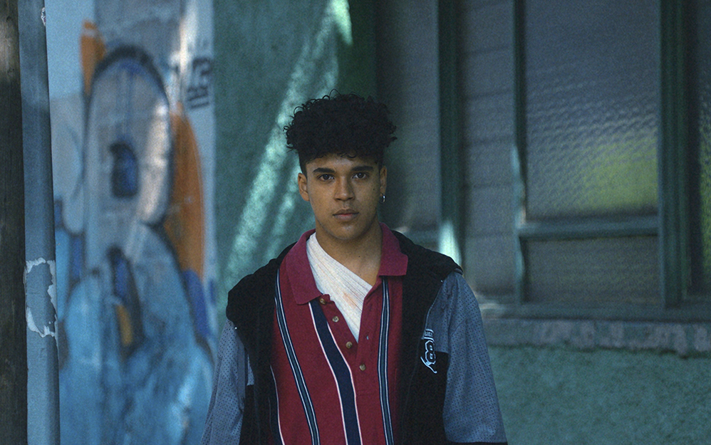 Tras convertirse en una de las series Max Original más vistas en México durante 2023, Vgly regresó a HBO Max con una segunda temporada que eleva su apuesta narrativa y emocional. Una entrega que representa una evolución más madura y emocional, tanto en narrativa como en tono. Para Exile y HBO Max, el reto fue mantener la autenticidad que la volvió un fenómeno, elevando el nivel artístico y técnico sin perder el pulso urbano que la define.