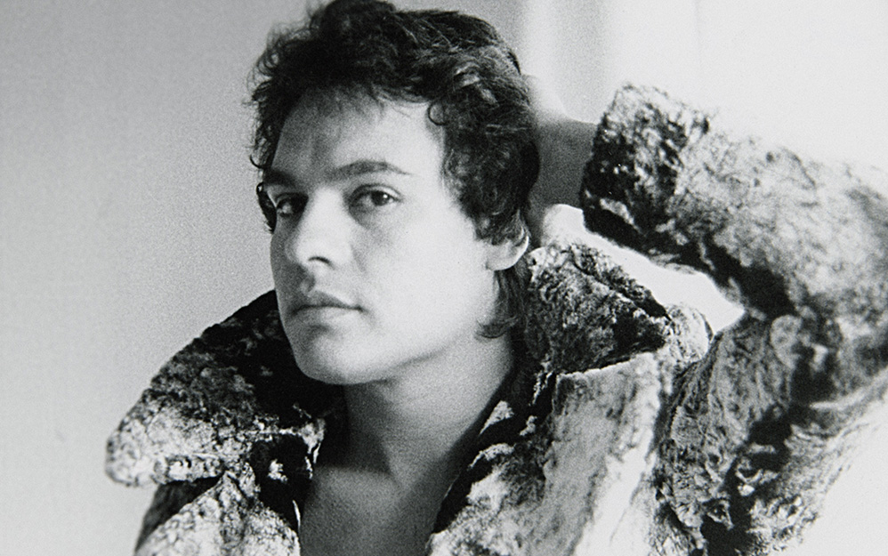 A casi diez años de su partida, la serie Juan Gabriel: Debo, puedo y quiero abre las puertas a más de cuatro décadas de la vida de Alberto Aguilera Valadez, quien a través de videos, audios e imágenes capturadas por él mismo, registró el lado más íntimo del hombre fuera del escenario