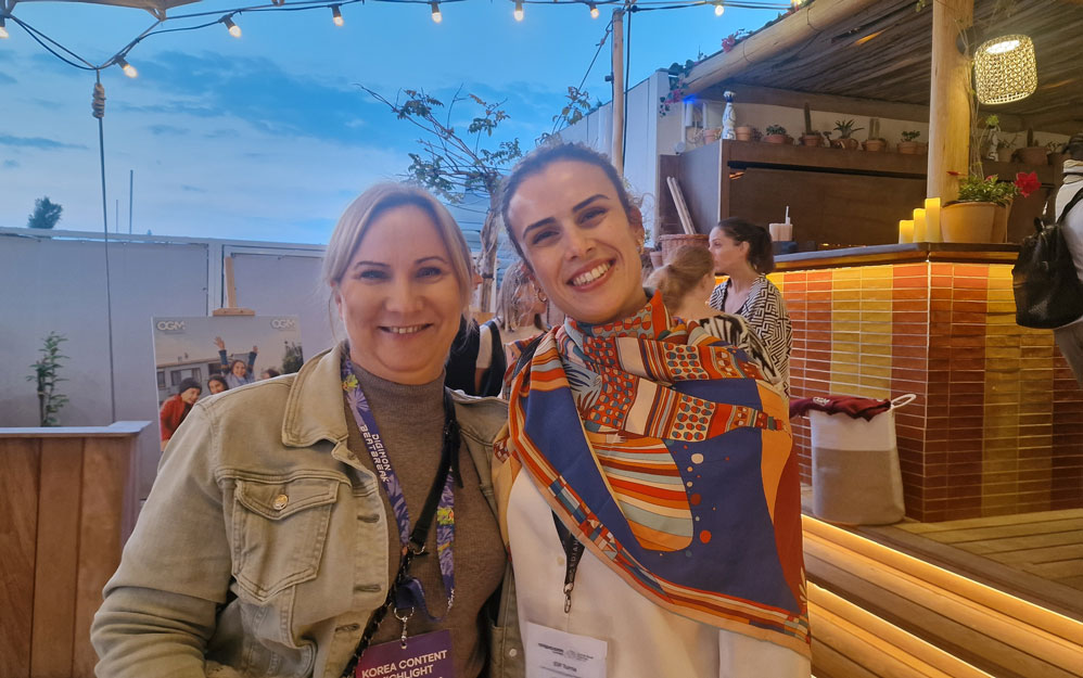 Katalin Nemetic Biczo de la TV Pública de Hungría con Elif Turna de Mediahub