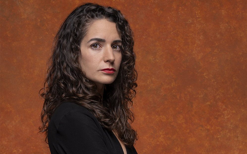 El documental Juan Gabriel: Debo, puedo y quiero, producido por Mezcla que estrena en Netflix el 30 de octubre, es mucho más que una biografía documental: es la obra de rescate y reconstrucción histórica del acervo personal de Alberto Aguilera. Y sobre todo, un acercamiento a quien está detrás del personaje, junto a las batallas y cambios de paradigma que éste propuso en un México machista, clasista y homofóbico.Las productoras ejecutivas Laura Woldenberg e Ivonne Gutiérrez relataron a PRODU el enorme reto que implicó organizar y procesar el material recibido: más de 2.000 cintas, 30.000 fotografías, cientos de libretas y cassettes, que sumaron medio millón de archivos de audio y más de mil horas de material visualizado.