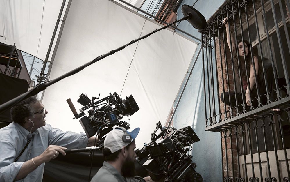 El reconocido escritor y director Rodrigo García, presenta su nuevo proyecto en Netflix: Las locuras. La cinta explora la línea difusa entre la cordura y la locura, mostrando cómo incluso las personas más equilibradas pueden perder el control frente a las presiones emocionales, familiares o sociales. Las locuras estrena en la plataforma el 20 de noviembre.