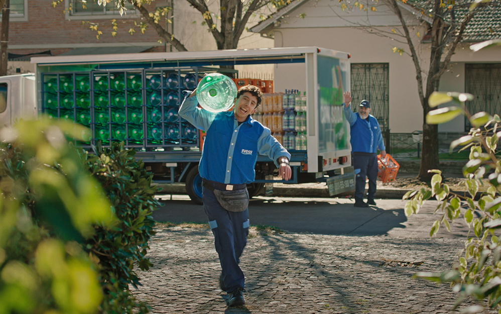 Esta pieza busca rendir homenaje a esa historia compartida llevando a cada casa productos elaborados bajo los estándares de calidad más altos: las normas IVESS