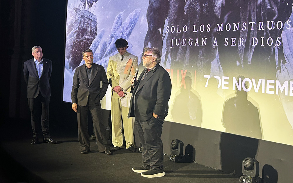 México es el mejor sitio para celebrar y mostrar Frankenstein. Así dijo su director, Guillermo del Toro, su director y creador, en el exclusivo evento que organizó Netflix en el antiguo Colegio San Ildefonso, en el centro de Ciudad de México. Nada menos que Ted Sarandos, Co-CEO de Netflix, fue el moderador y entrevistador en la conversación que tuvo lugar luego de la proyección. Allí estuvieron Guillermo del Toro y los protagonistas, Oscar Isaac y Jacob Elordi.