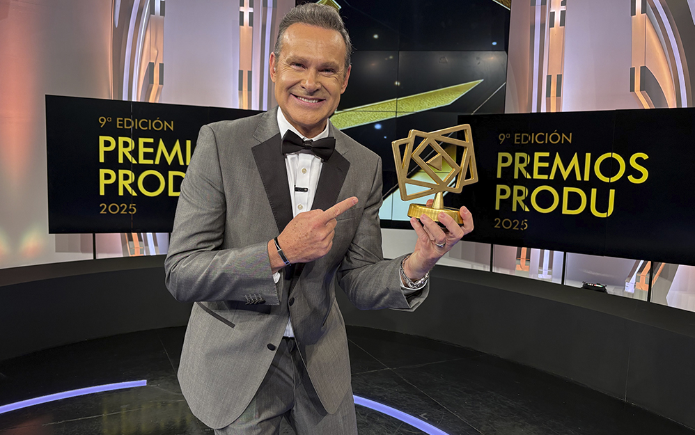 Alan Tacher volvió a tomar el escenario como presentador oficial de los Premios PRODU 2025