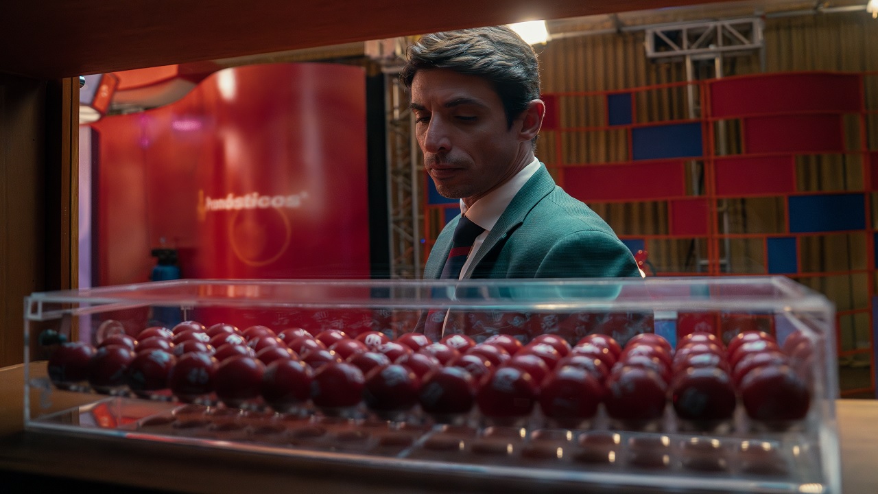 Inspirada en el fraude del sorteo Melate de 2012, Me late que sí sigue a un funcionario ordinario que, cansado de perder siempre, diseña un plan tan simple como brillante para ganarle al sistema. Rodrigo Santos, creador y director, combina una investigación profunda, una mirada crítica a la corrupción cotidiana y un elenco de alto calibre para construir un thriller donde los protagonistas no son genios del crimen, sino piezas menores de una maquinaria viciada.