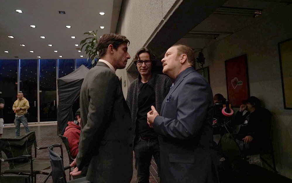 Inspirada en el fraude del sorteo Melate de 2012, Me late que sí sigue a un funcionario ordinario que, cansado de perder siempre, diseña un plan tan simple como brillante para ganarle al sistema. Rodrigo Santos, creador y director, combina una investigación profunda, una mirada crítica a la corrupción cotidiana y un elenco de alto calibre para construir un thriller donde los protagonistas no son genios del crimen, sino piezas menores de una maquinaria viciada.