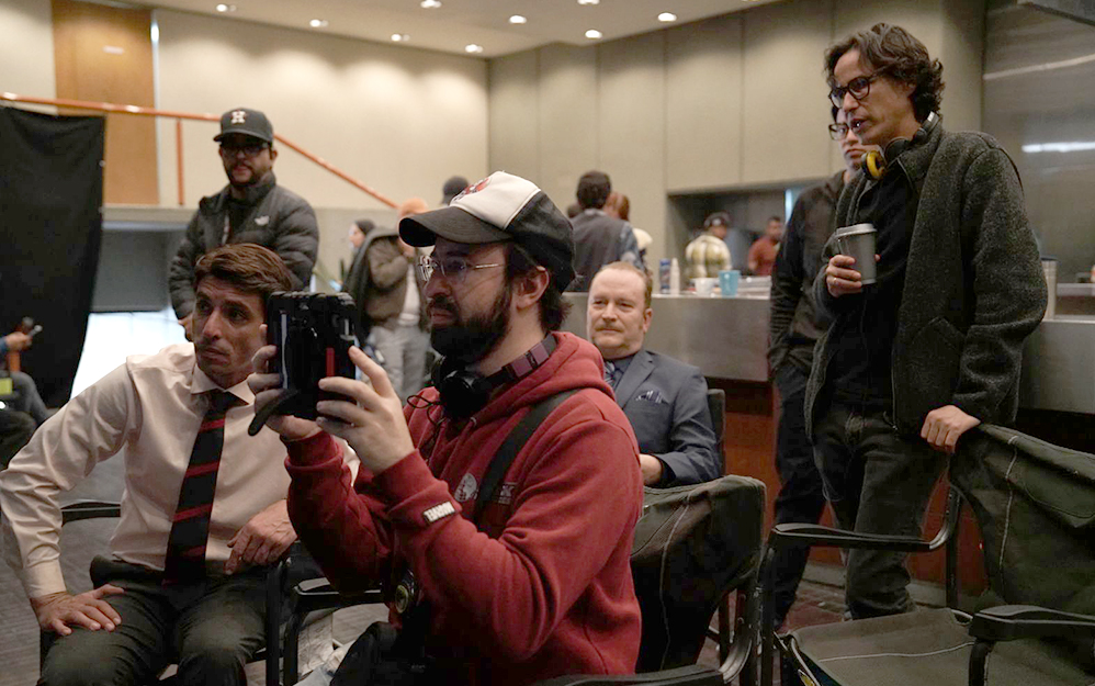 Inspirada en el fraude del sorteo Melate de 2012, Me late que sí sigue a un funcionario ordinario que, cansado de perder siempre, diseña un plan tan simple como brillante para ganarle al sistema. Rodrigo Santos, creador y director, combina una investigación profunda, una mirada crítica a la corrupción cotidiana y un elenco de alto calibre para construir un thriller donde los protagonistas no son genios del crimen, sino piezas menores de una maquinaria viciada.