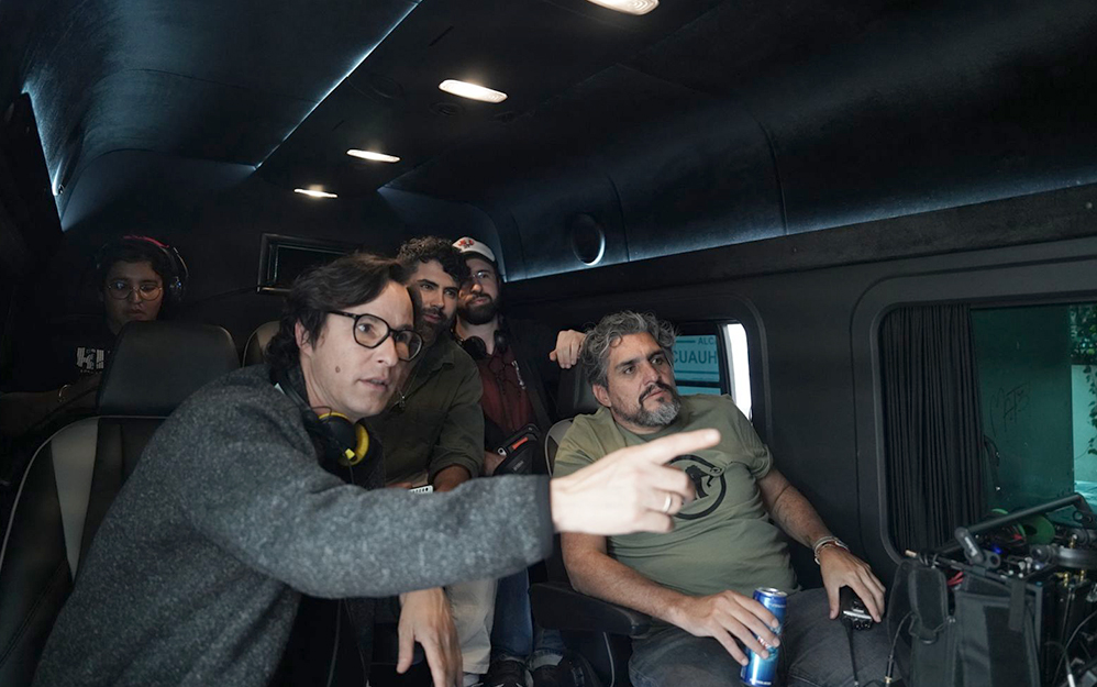 Inspirada en el fraude del sorteo Melate de 2012, Me late que sí sigue a un funcionario ordinario que, cansado de perder siempre, diseña un plan tan simple como brillante para ganarle al sistema. Rodrigo Santos, creador y director, combina una investigación profunda, una mirada crítica a la corrupción cotidiana y un elenco de alto calibre para construir un thriller donde los protagonistas no son genios del crimen, sino piezas menores de una maquinaria viciada.