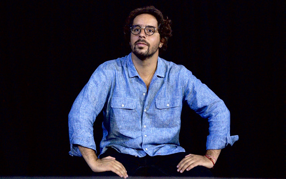 El escritor Rodrigo Santos y el productor Eduardo Díaz Casanova, de Península Films & Entertainment, desarrollan la serie Los invictos, basada en la historia real del secuestro de un avión en Monterrey, en 1972, orquestado por una célula comunista.