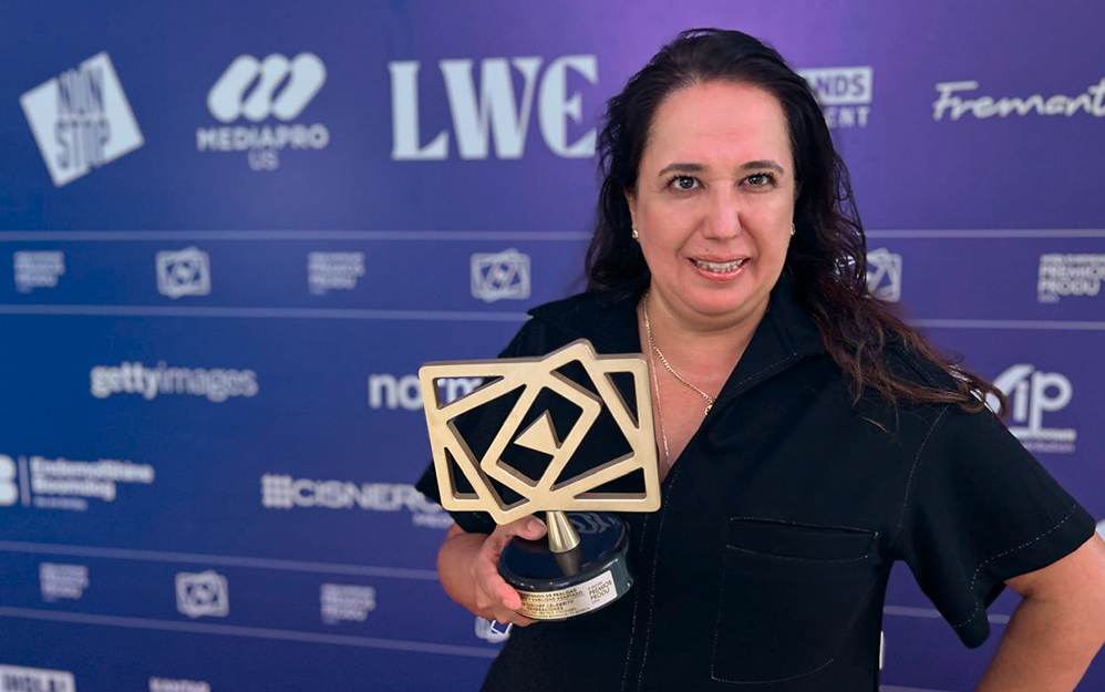 Karina Montoya de TV Azteca recibió la estatuilla por <em><span style="font-family: -webkit-standard;font-size: medium">MasterChef celebrity generaciones</span></em>