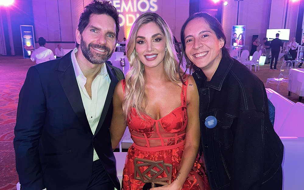  Los presentadores Arap Bethke y Melina Ramírez junto a Ida Febres