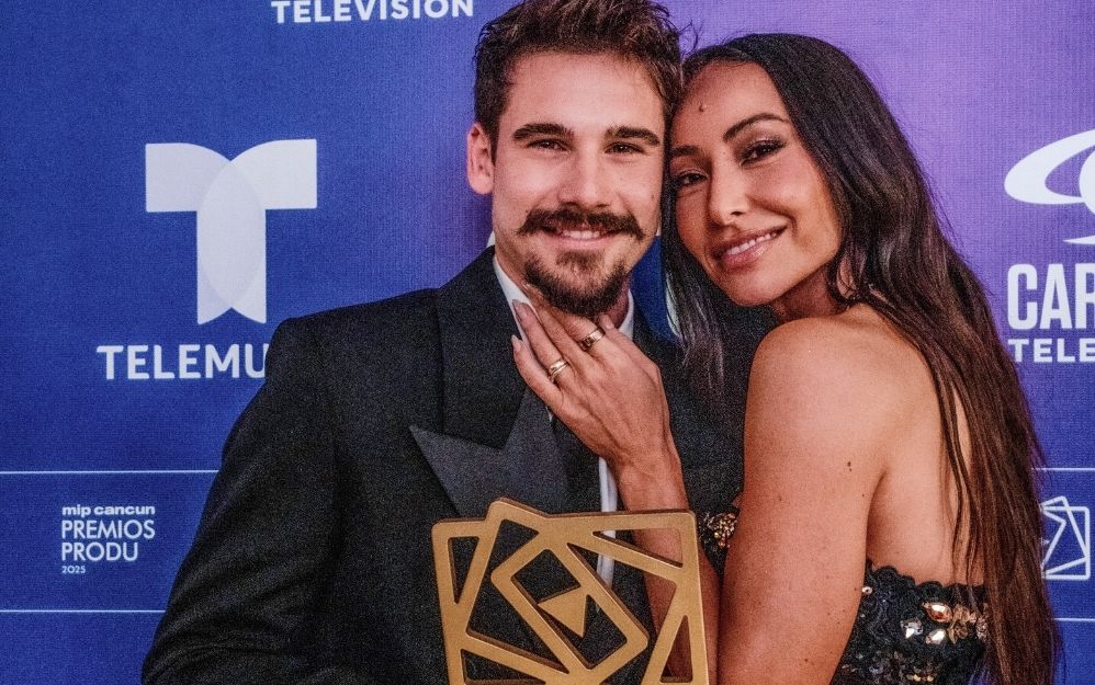 Nicolás Prattes y Sabrina Sato celebran en la gala de los Premios PRODU el reconocimiento a Mejor Protagonista de Telenovela Romántica por <em data-start="212" data-end="225">Manía de ti</em>