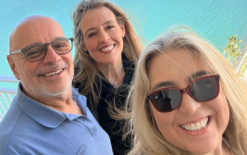 Ríchard Izarra junto a Rosalind y Roxana Rotundo de VIP 2000 TV