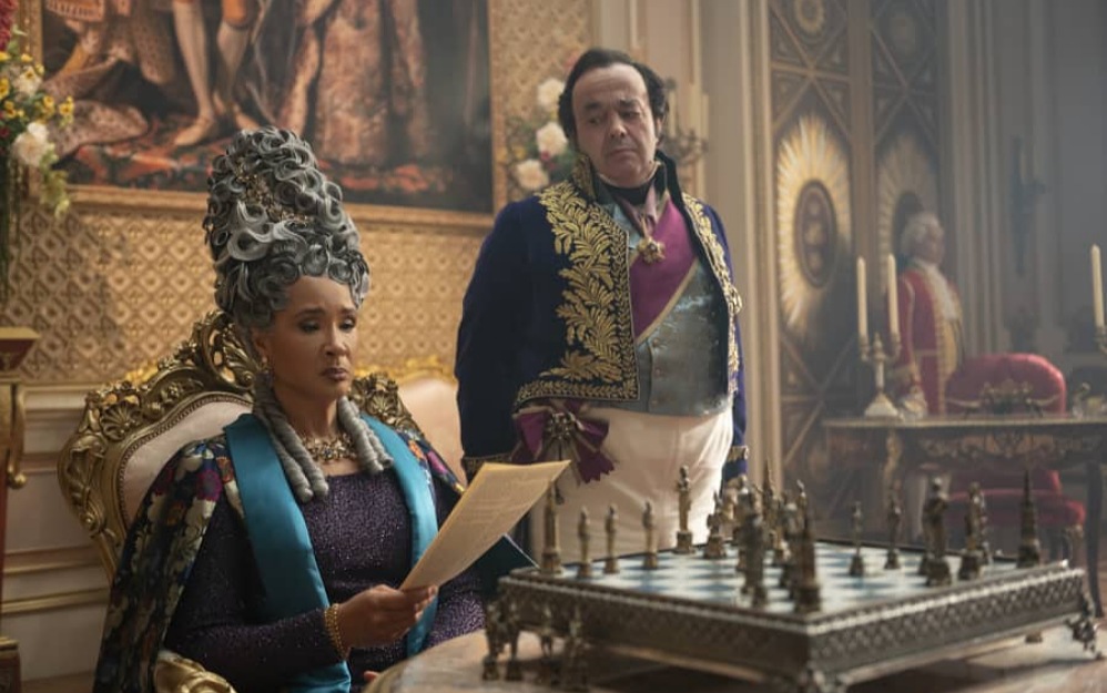 La temporada 4 de «Bridgerton» gira en torno al bohemio y segundo hijo de la familia, Benedict (LukeThompson). Aunque dos de sus hermanos ya están casados y viven felices, Benedict se resiste a sentar cabeza…, hasta que una mujer fascinante a la que conoce en el baile de máscaras de su madre lo hace cambiar de parecer.