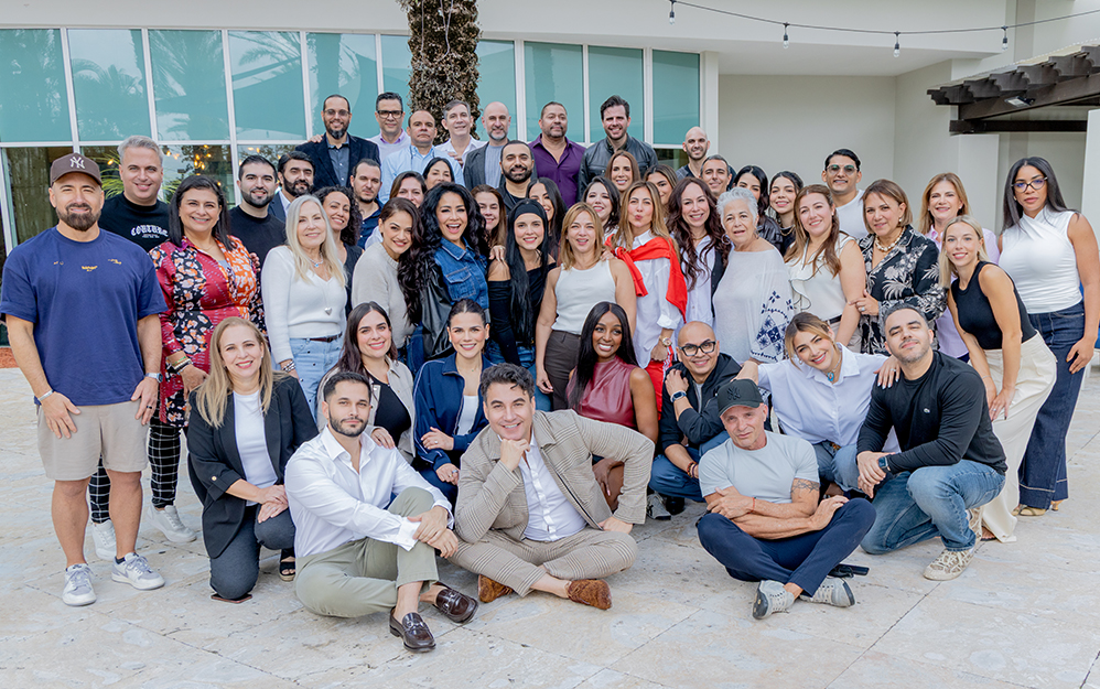 Miembros de las cuatro marcas de la empresa -We Love Entertainment, WeLo Brands, Fama+ Plus y Yo Vivo en el Amor- participaron en un taller en Miami (Crédito: Geidis Fundora)